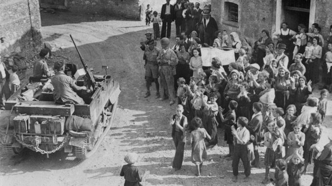 Italians-Greet-Canadian-Troops