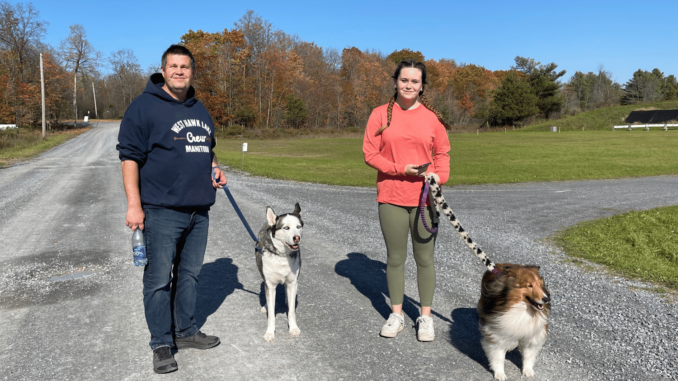 volksmarchers-walking-with-their-dogs